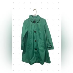 Very comfortable green jacket made of polyester fabric